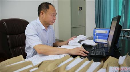 初心不改　本色不褪——記廣西勤廉榜樣、河池市紀(jì)委副書(shū)記、監(jiān)委副主任黃振林